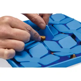 Beeztees Yavru Köpek Mama Yeme Oyuncağı, Kare Şeklinde, Silikon, Mavi, 20X20Cm