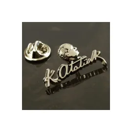 Atatürk İmzalı Yaka Rozet-Gümüş Rengi