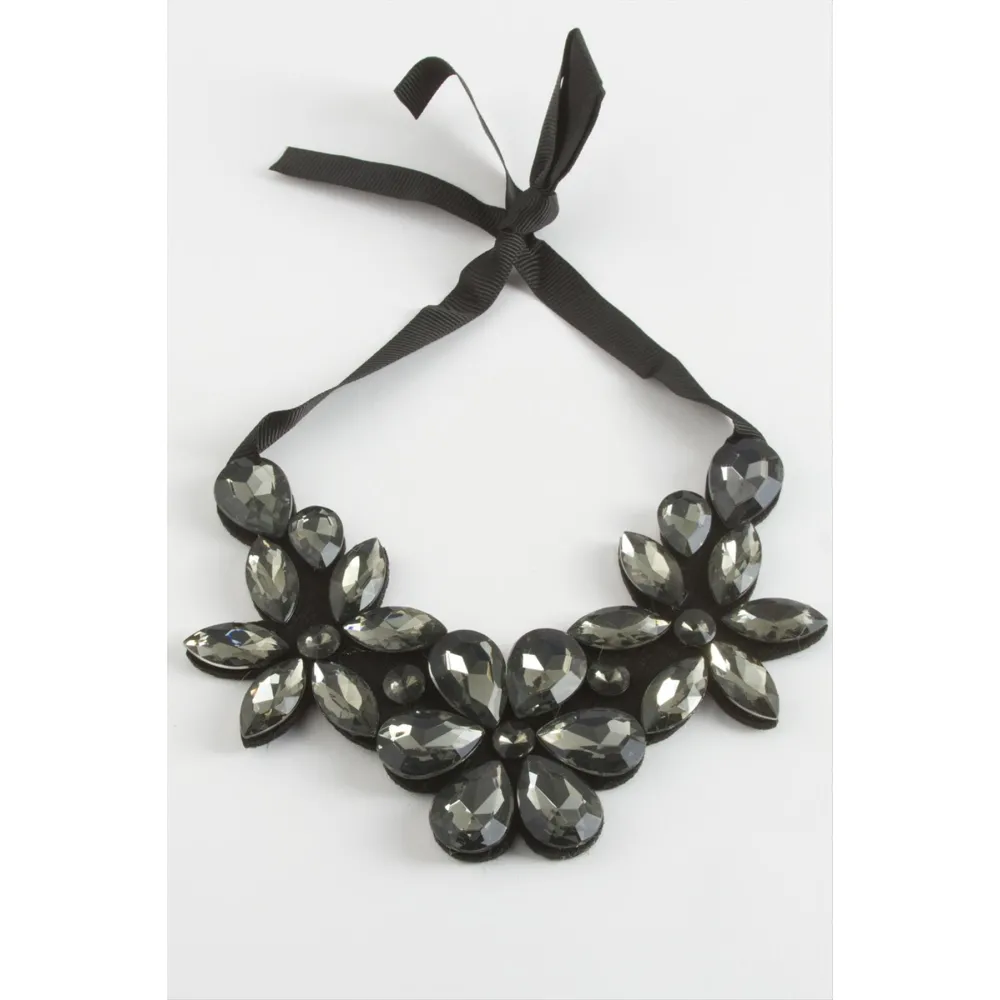 Çiçek Taşlı Yaka Kolye-Kırmızı