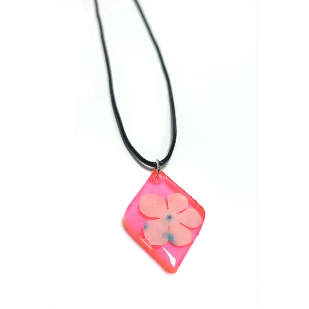 Kartopu Çiçeği Baklava Dilimli Epoksi Kolye-Açık Pembe