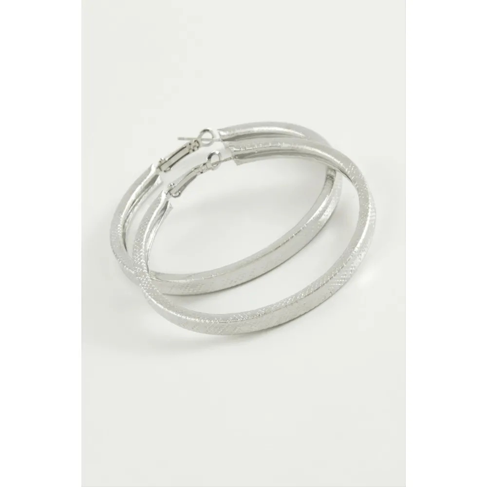 Noktalı Kare Halka Küpe 4 cm-Gümüş Rengi