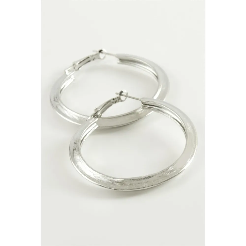 Salkım Desenli Halka Küpe 6 cm-Gümüş Rengi