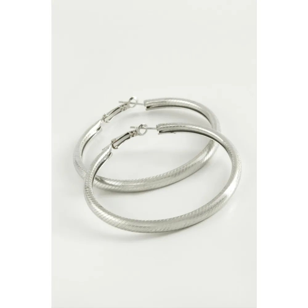 Çizgili Boru Halka Küpe 5,5 cm-Gümüş Rengi