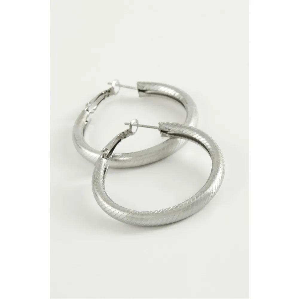 Çizgili Boru Halka Küpe 3,5 cm-Gümüş Rengi