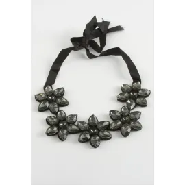 Çiçek Taşlı Yaka Kolye-Antrasit