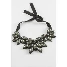 Çiçek Taşlı Yaka Kolye-Antrasit