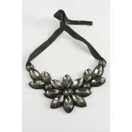 Çiçek Taşlı Yaka Kolye-Antrasit