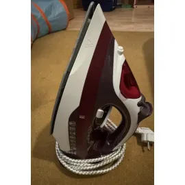 Yeni Nesil Kırmızı Buharlı Ütü 2200 Watt Seramik Tabanlı Yüksek Buhar Gücü