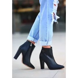 Loora Siyah Cilt Topuklu Bot (Numara: 37)