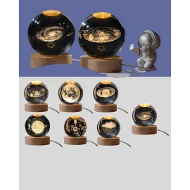 5 Cm 3D Kristal Astronot Küre Lamba – Dekoratif Led Işıklı Ahşap Stand